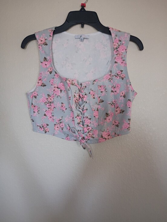 Blashe Tops - Sleeveless Floral Lace-Up Crop Top - Pink on Light Gray